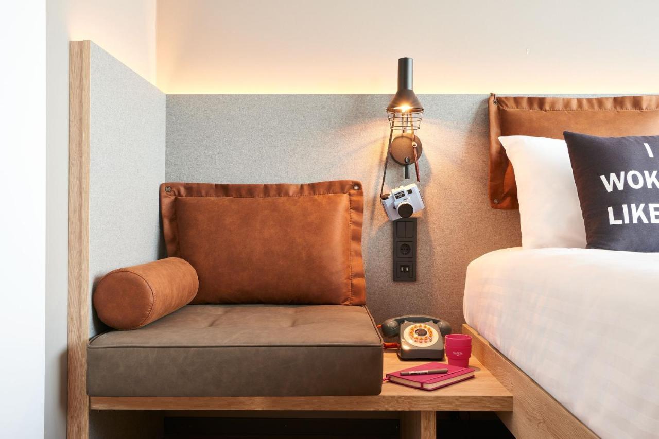 ホテル Moxy Amsterdam Schiphol Airport ﾎｰﾌﾄﾞﾛｰﾌﾟ エクステリア 写真