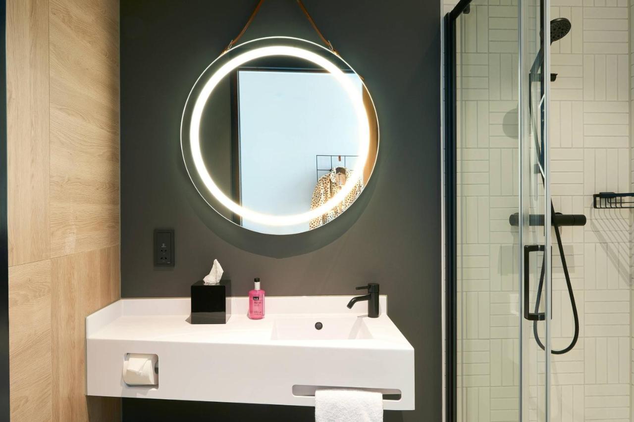 ホテル Moxy Amsterdam Schiphol Airport ﾎｰﾌﾄﾞﾛｰﾌﾟ エクステリア 写真