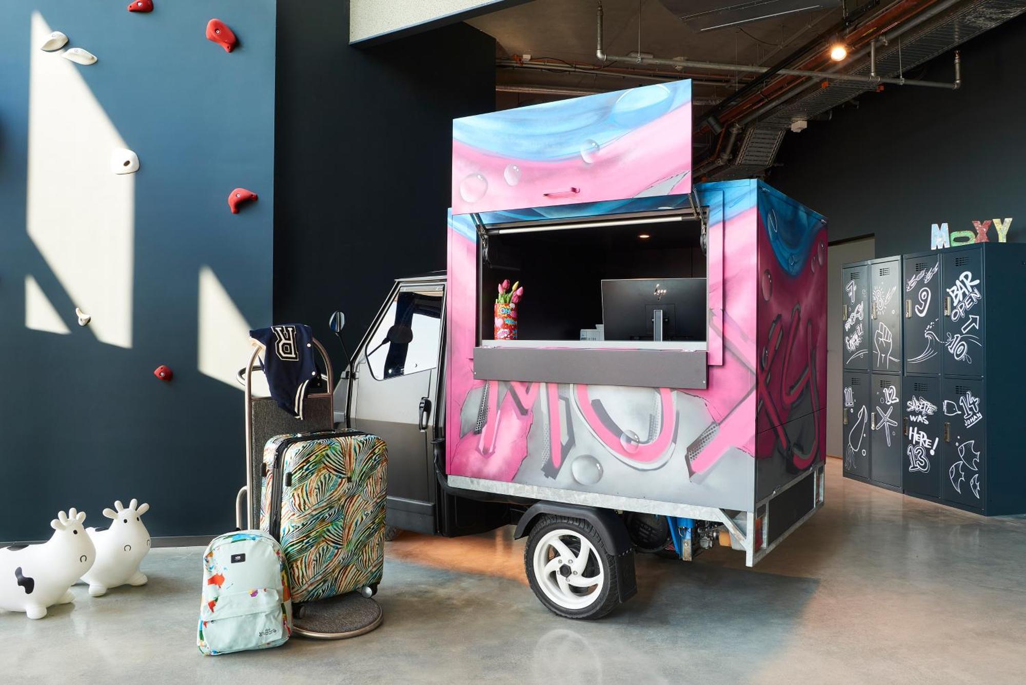 ホテル Moxy Amsterdam Schiphol Airport ﾎｰﾌﾄﾞﾛｰﾌﾟ エクステリア 写真