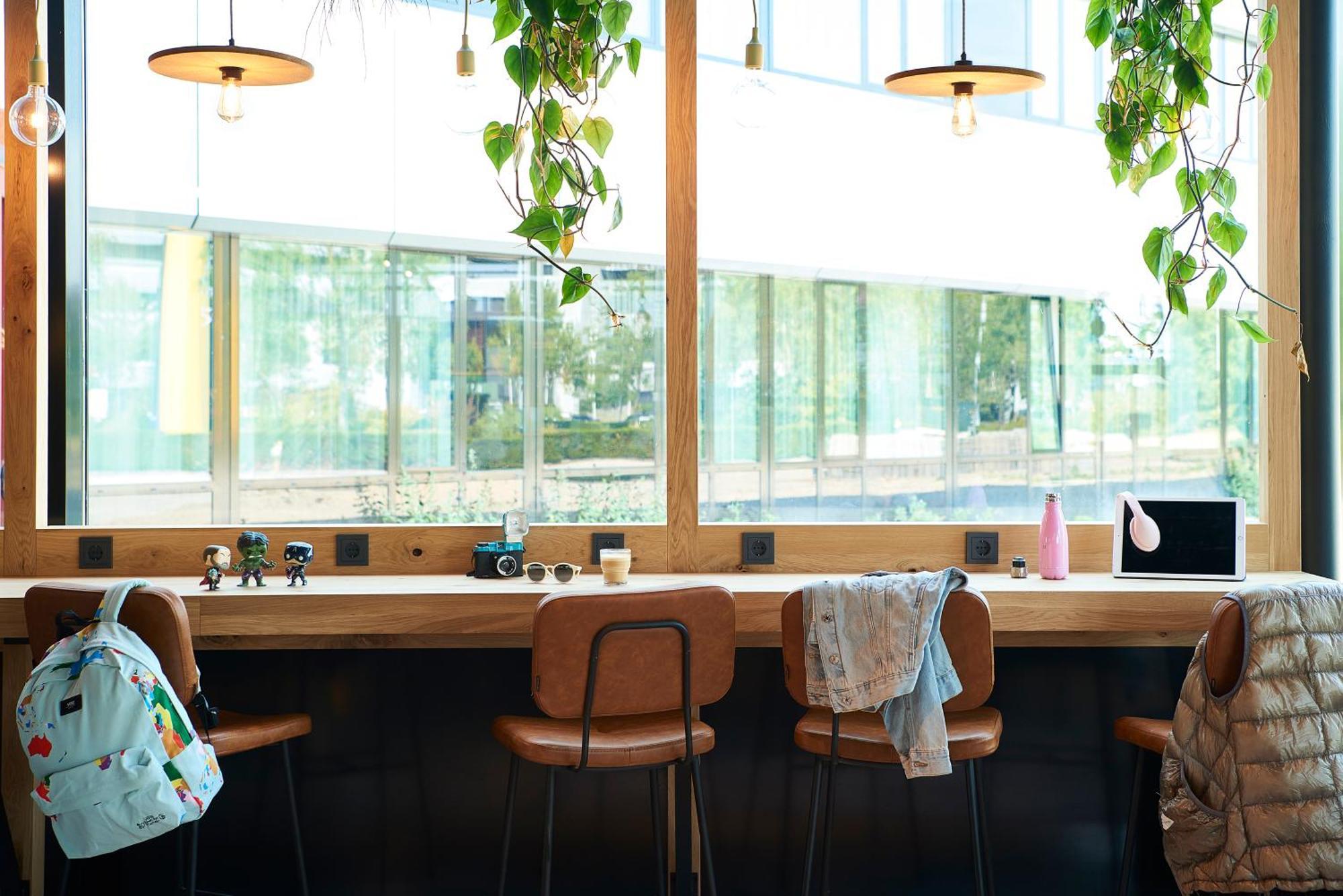 ホテル Moxy Amsterdam Schiphol Airport ﾎｰﾌﾄﾞﾛｰﾌﾟ エクステリア 写真