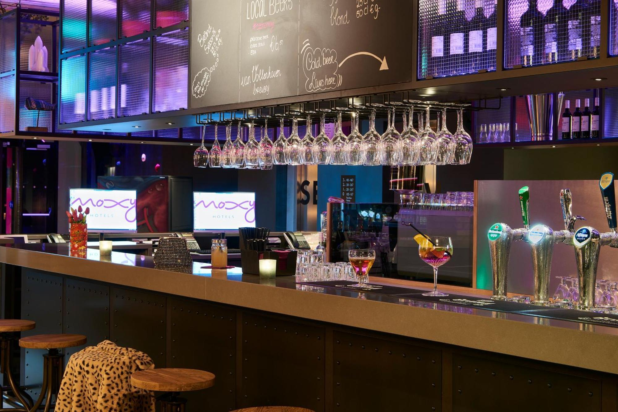 ホテル Moxy Amsterdam Schiphol Airport ﾎｰﾌﾄﾞﾛｰﾌﾟ エクステリア 写真