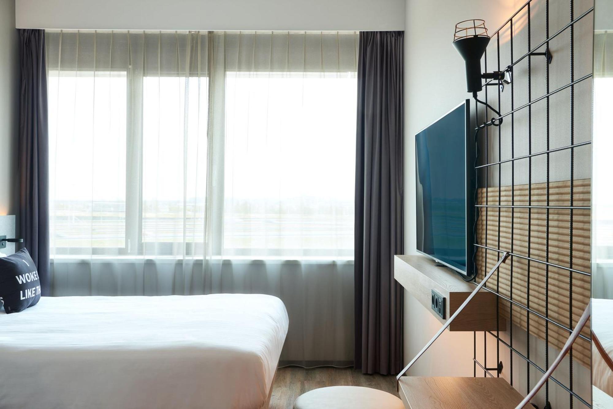 ホテル Moxy Amsterdam Schiphol Airport ﾎｰﾌﾄﾞﾛｰﾌﾟ エクステリア 写真