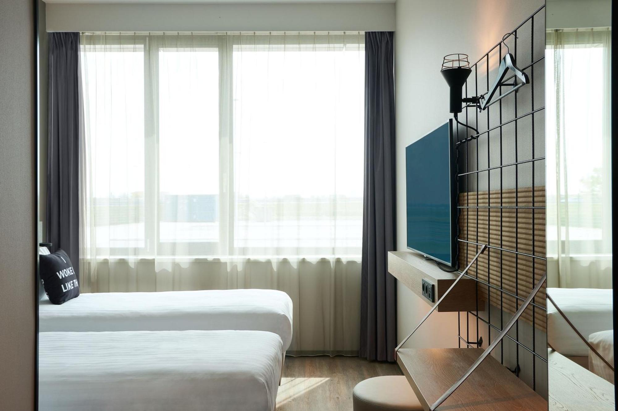 ホテル Moxy Amsterdam Schiphol Airport ﾎｰﾌﾄﾞﾛｰﾌﾟ エクステリア 写真