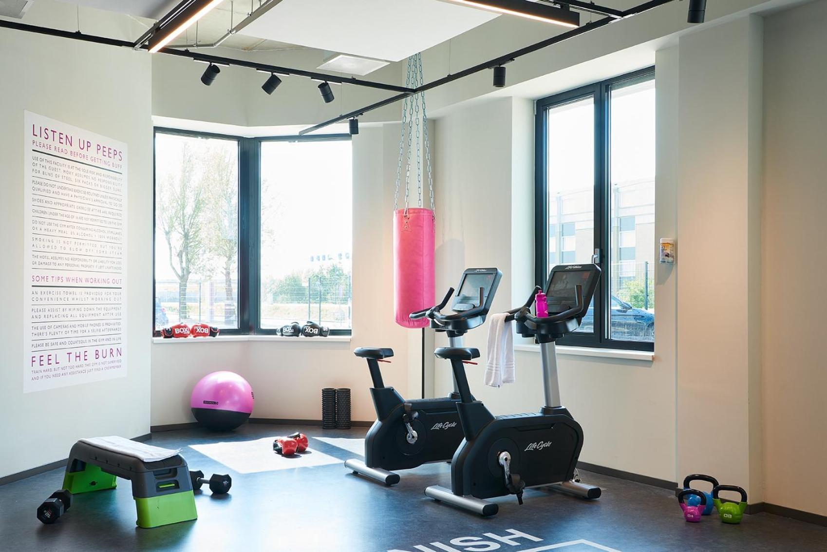 ホテル Moxy Amsterdam Schiphol Airport ﾎｰﾌﾄﾞﾛｰﾌﾟ エクステリア 写真