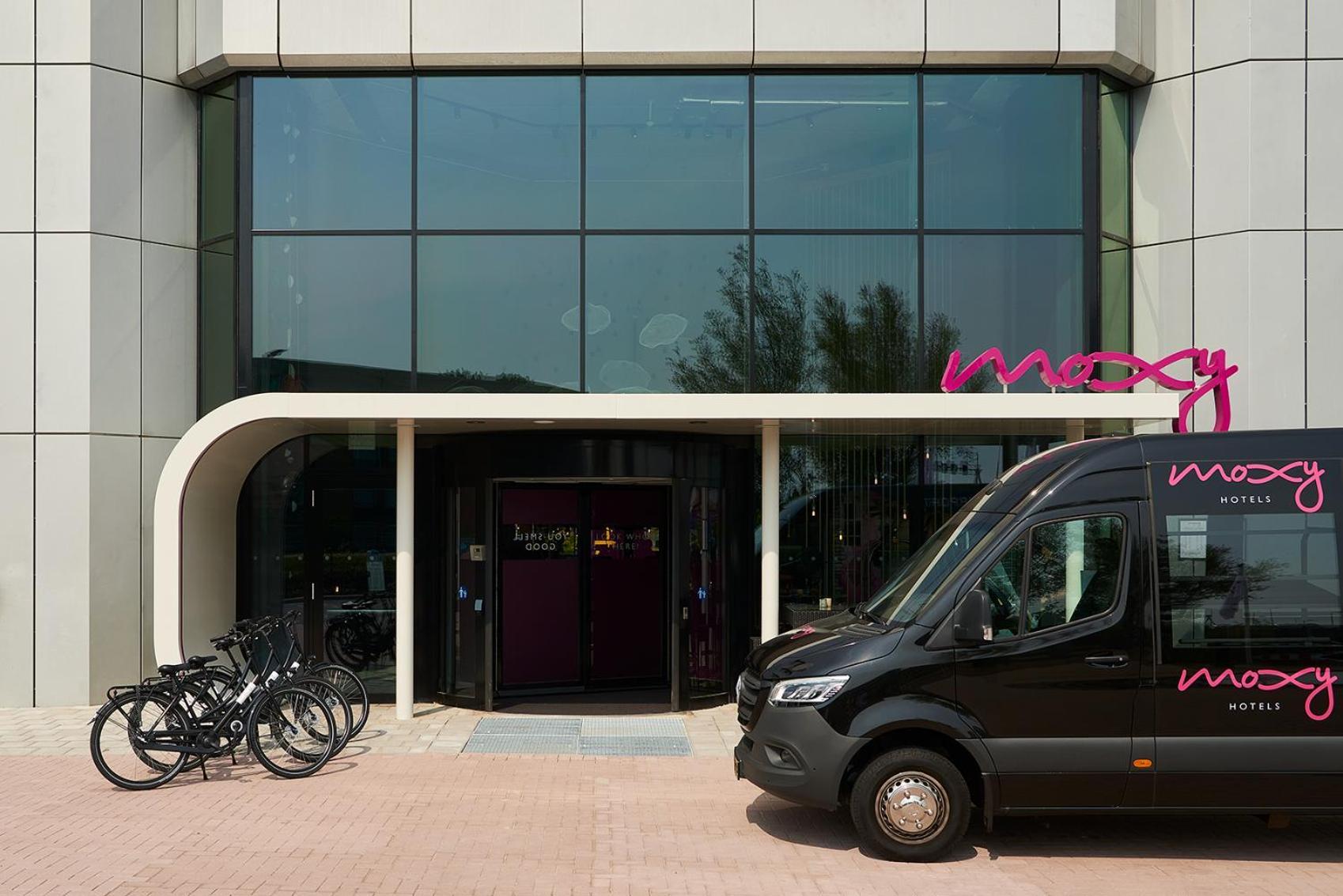 ホテル Moxy Amsterdam Schiphol Airport ﾎｰﾌﾄﾞﾛｰﾌﾟ エクステリア 写真
