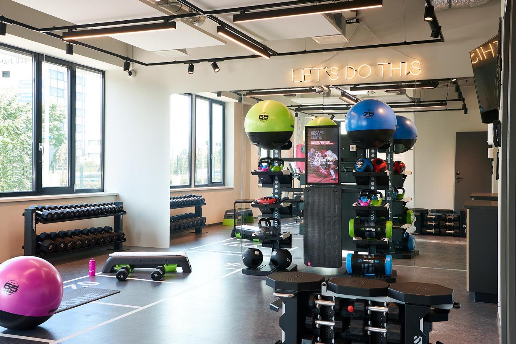 ホテル Moxy Amsterdam Schiphol Airport ﾎｰﾌﾄﾞﾛｰﾌﾟ エクステリア 写真