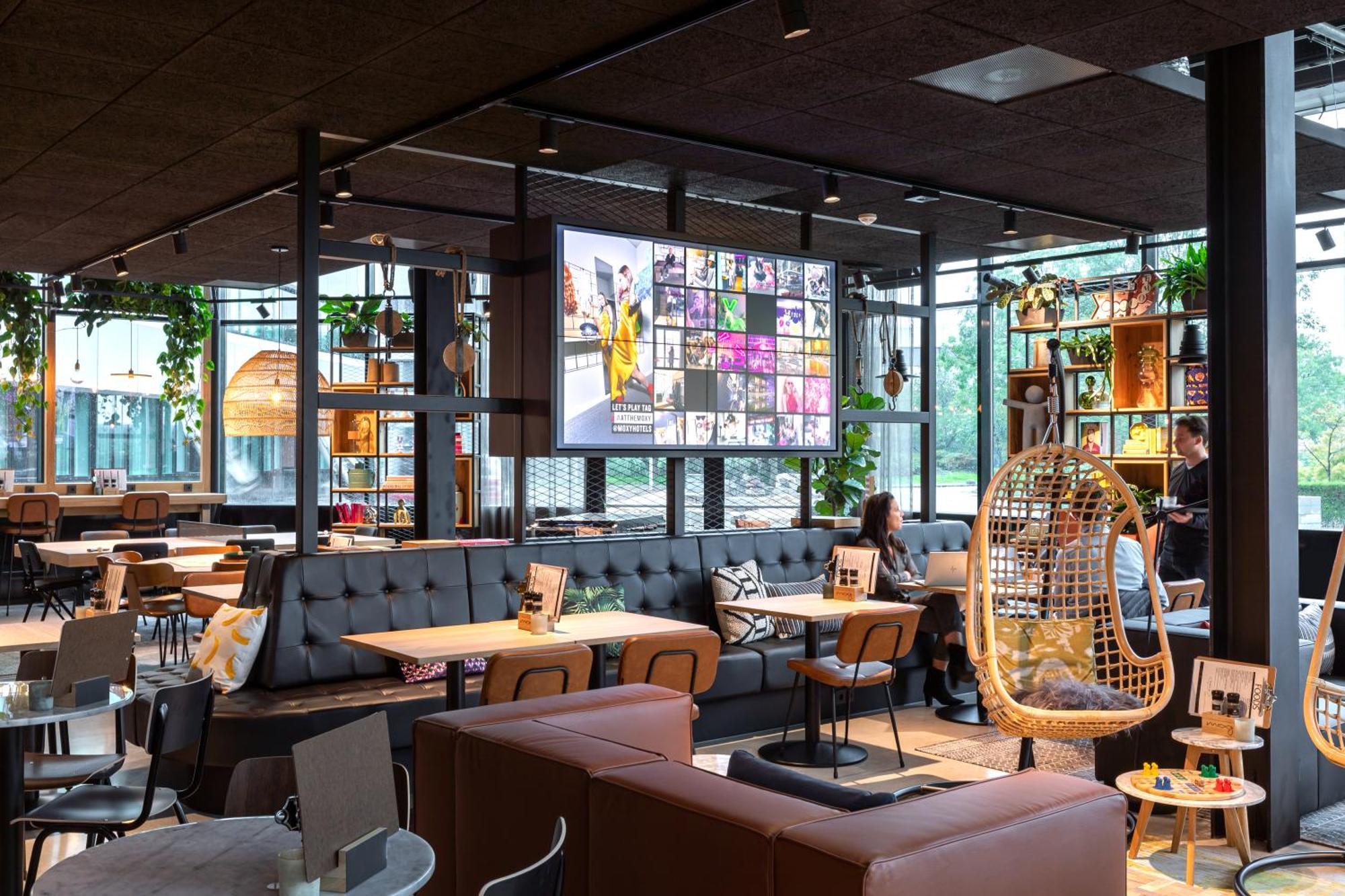 ホテル Moxy Amsterdam Schiphol Airport ﾎｰﾌﾄﾞﾛｰﾌﾟ エクステリア 写真