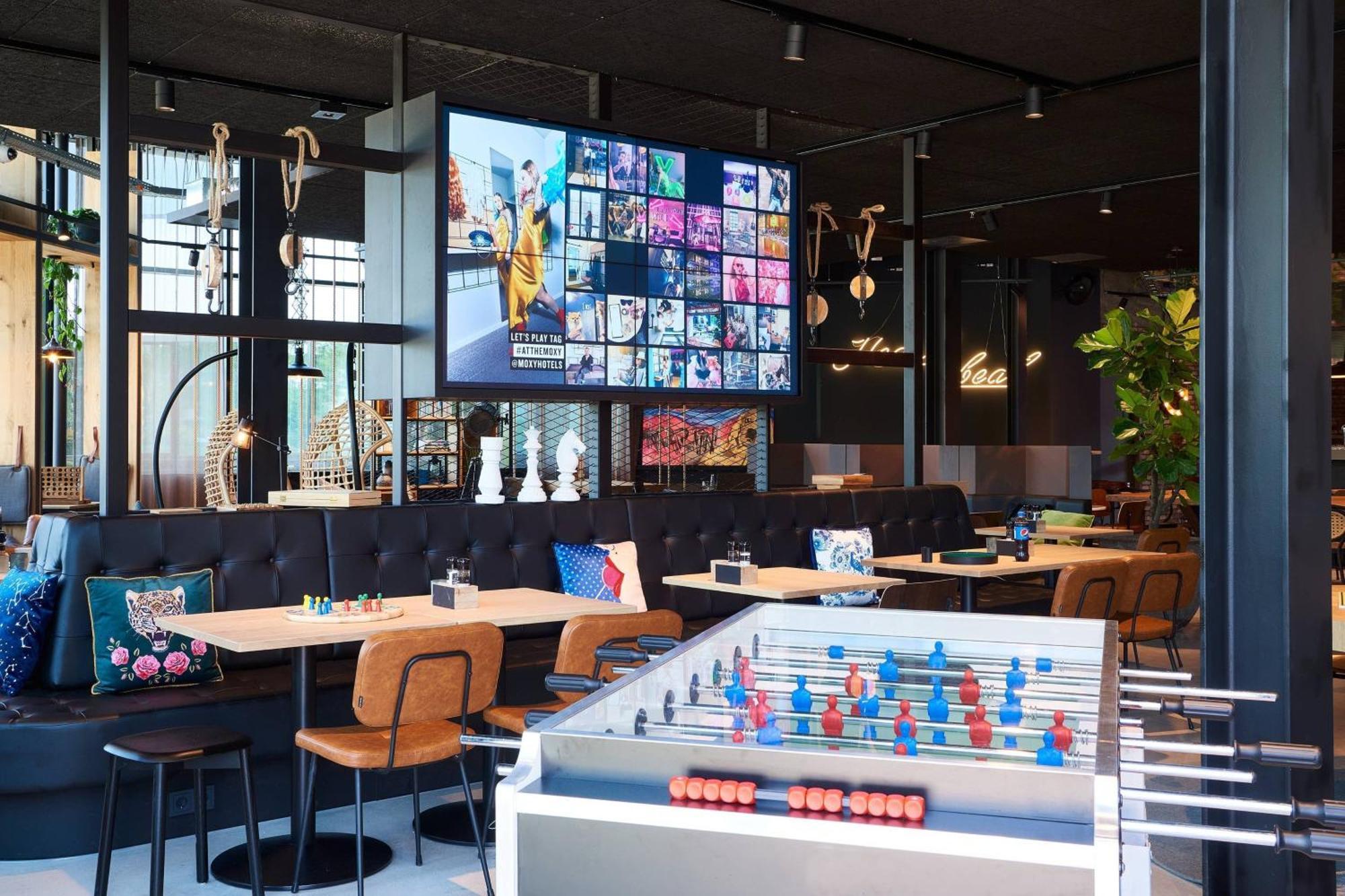 ホテル Moxy Amsterdam Schiphol Airport ﾎｰﾌﾄﾞﾛｰﾌﾟ エクステリア 写真