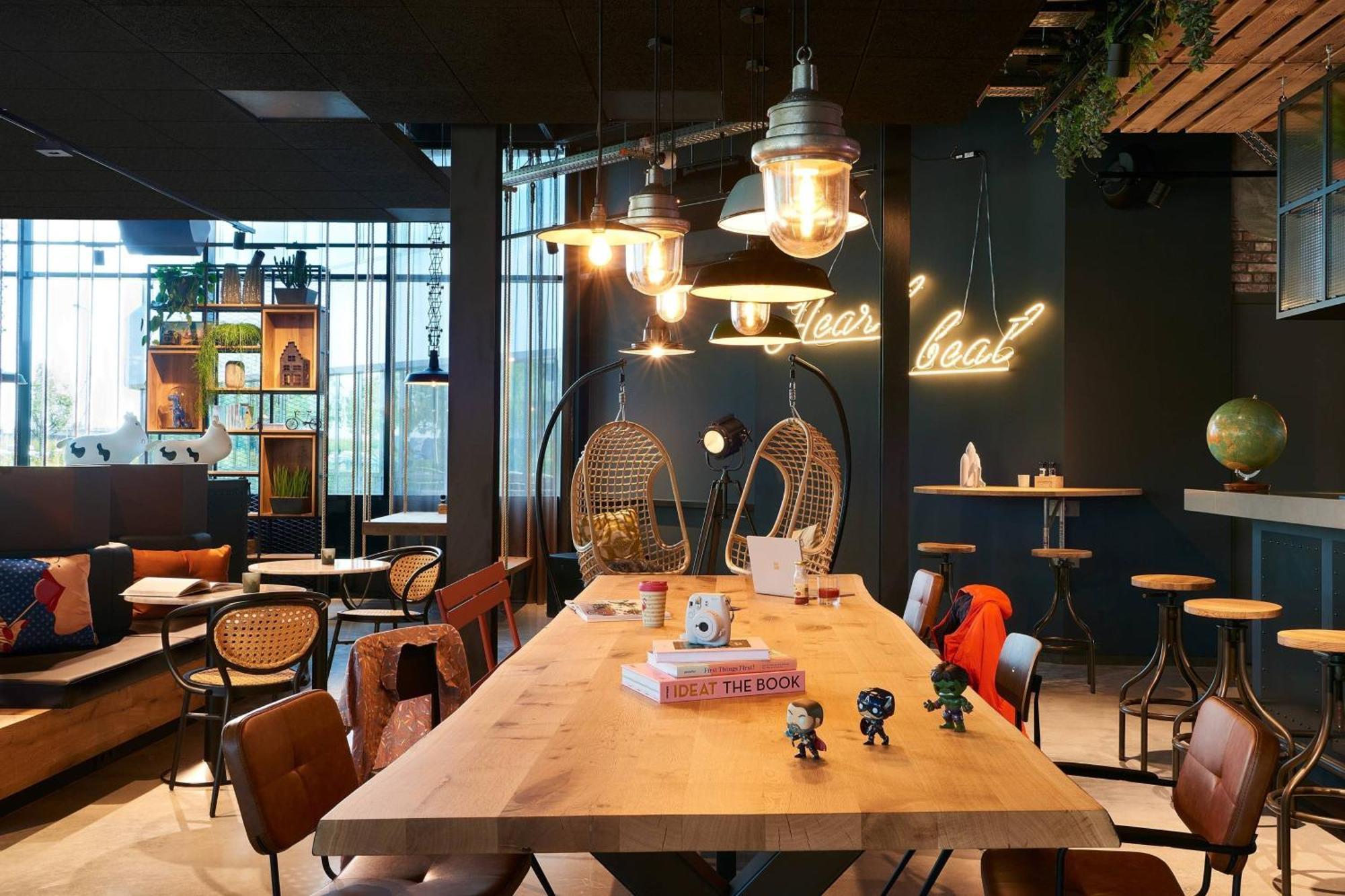 ホテル Moxy Amsterdam Schiphol Airport ﾎｰﾌﾄﾞﾛｰﾌﾟ エクステリア 写真