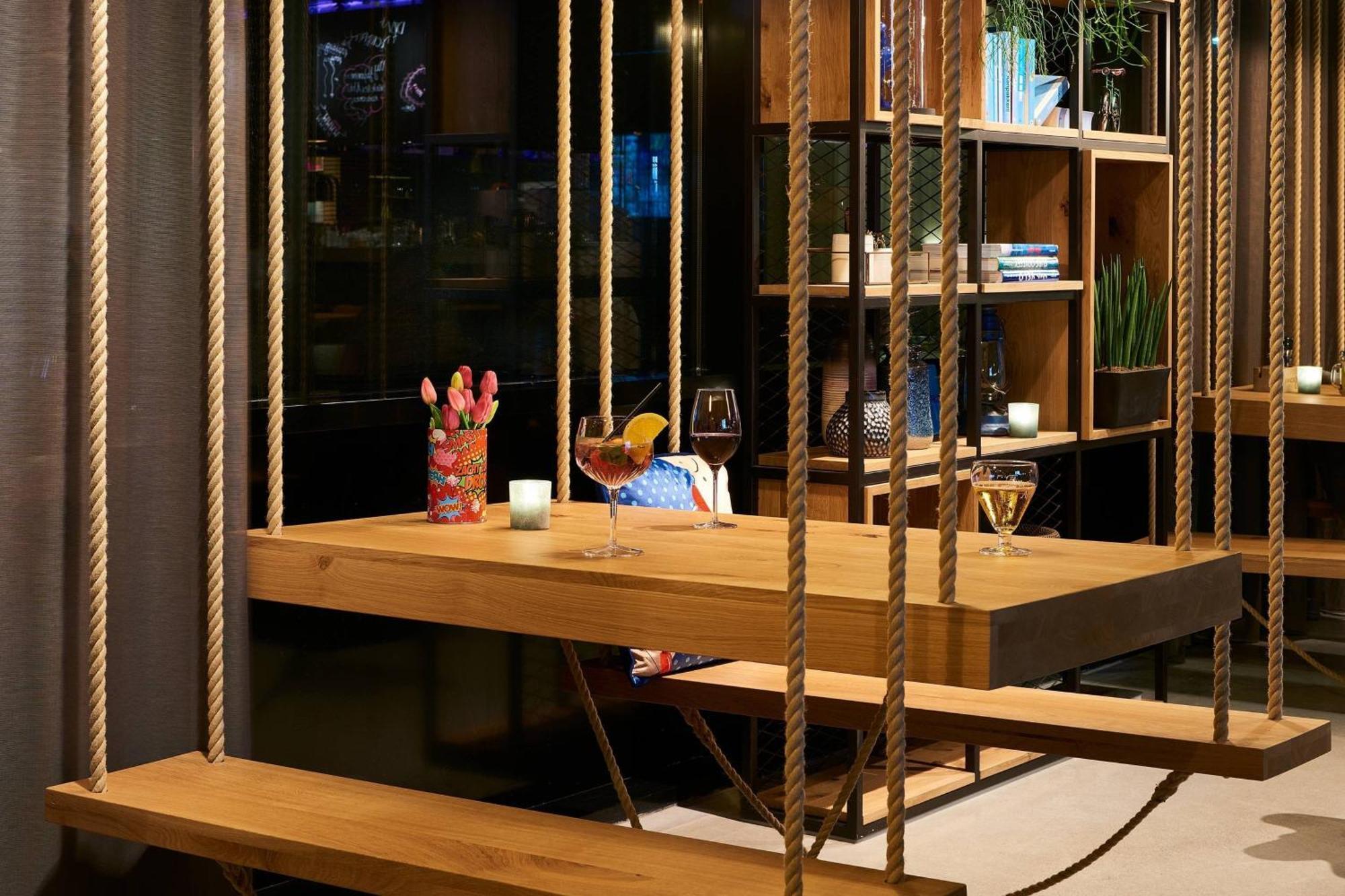 ホテル Moxy Amsterdam Schiphol Airport ﾎｰﾌﾄﾞﾛｰﾌﾟ エクステリア 写真