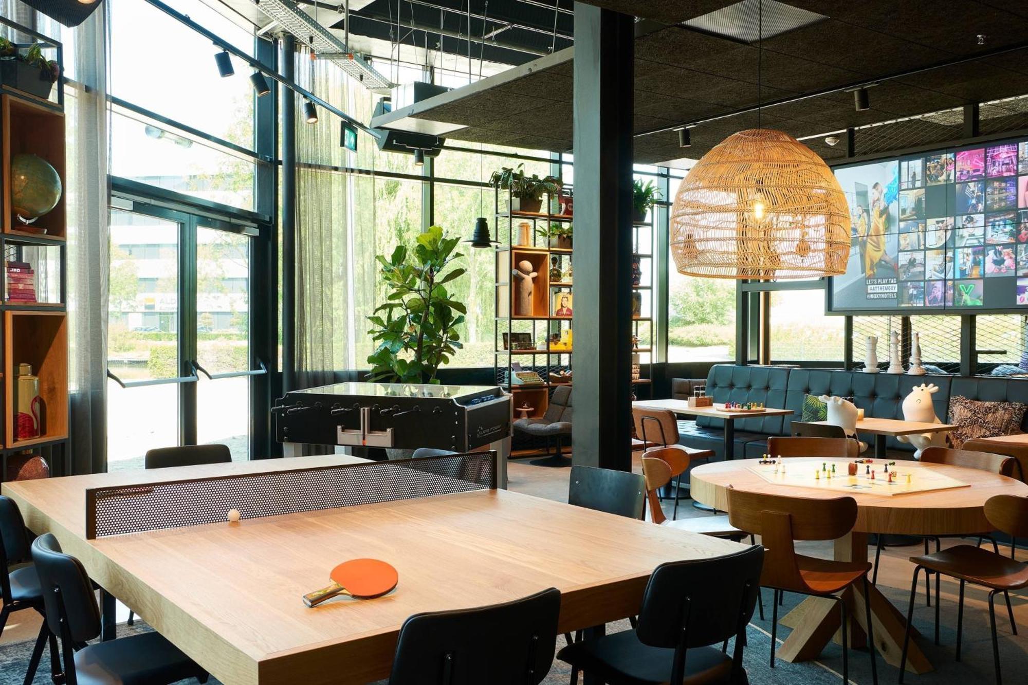 ホテル Moxy Amsterdam Schiphol Airport ﾎｰﾌﾄﾞﾛｰﾌﾟ エクステリア 写真